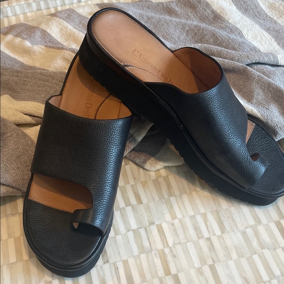 L’Amour Des Pied Black Leather Slide Sandals(bw)